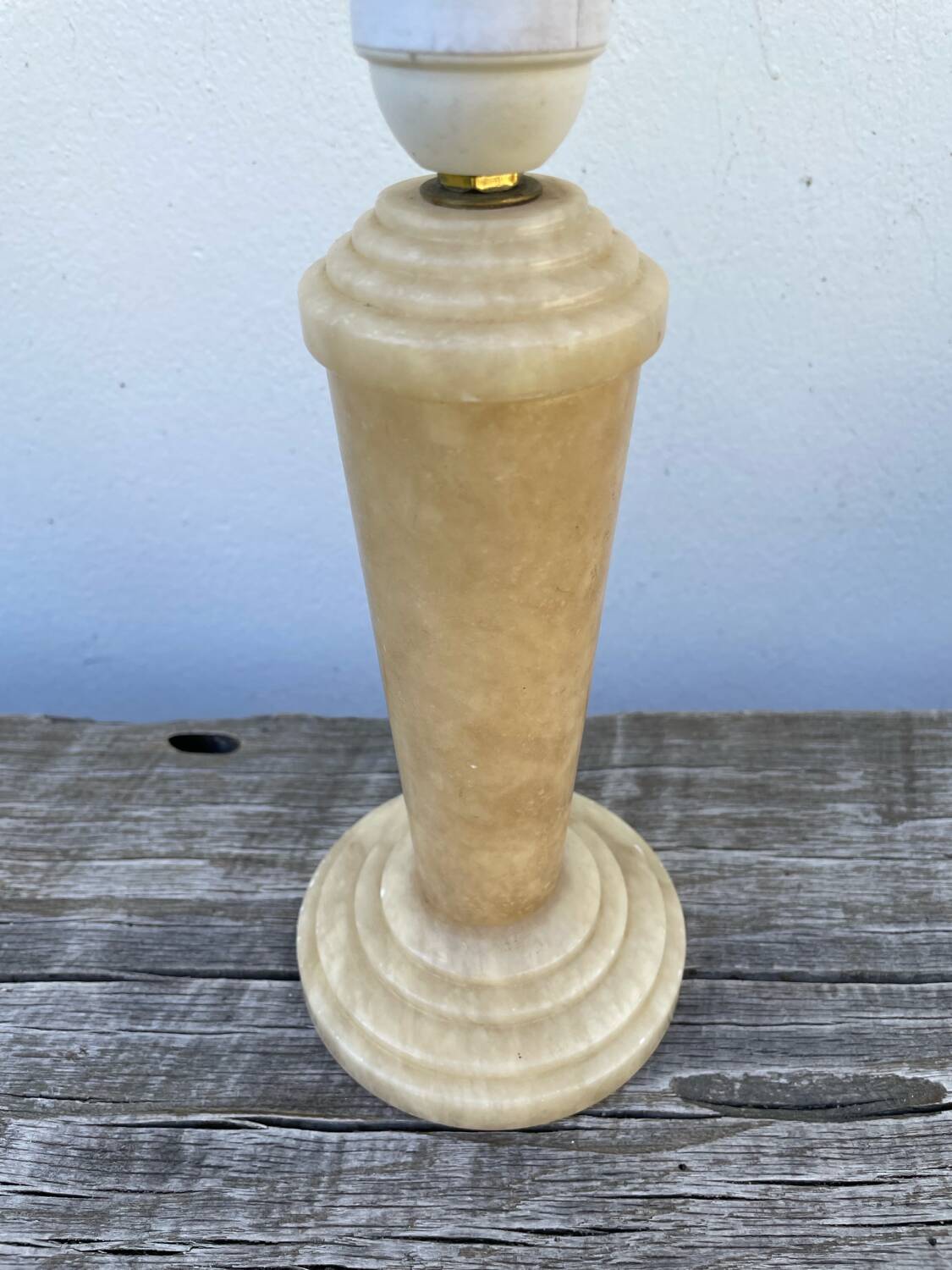 Beige alabaster art deco lamp