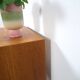 Commode danoise avec de hauts pieds et des poignées dorées.