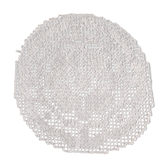 Napperon rond brodé main, ajouré, coeur écru, motif marguerite