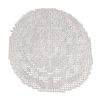 Round hand-embroidered placemat, openwork, unbleached heart, daisy motif