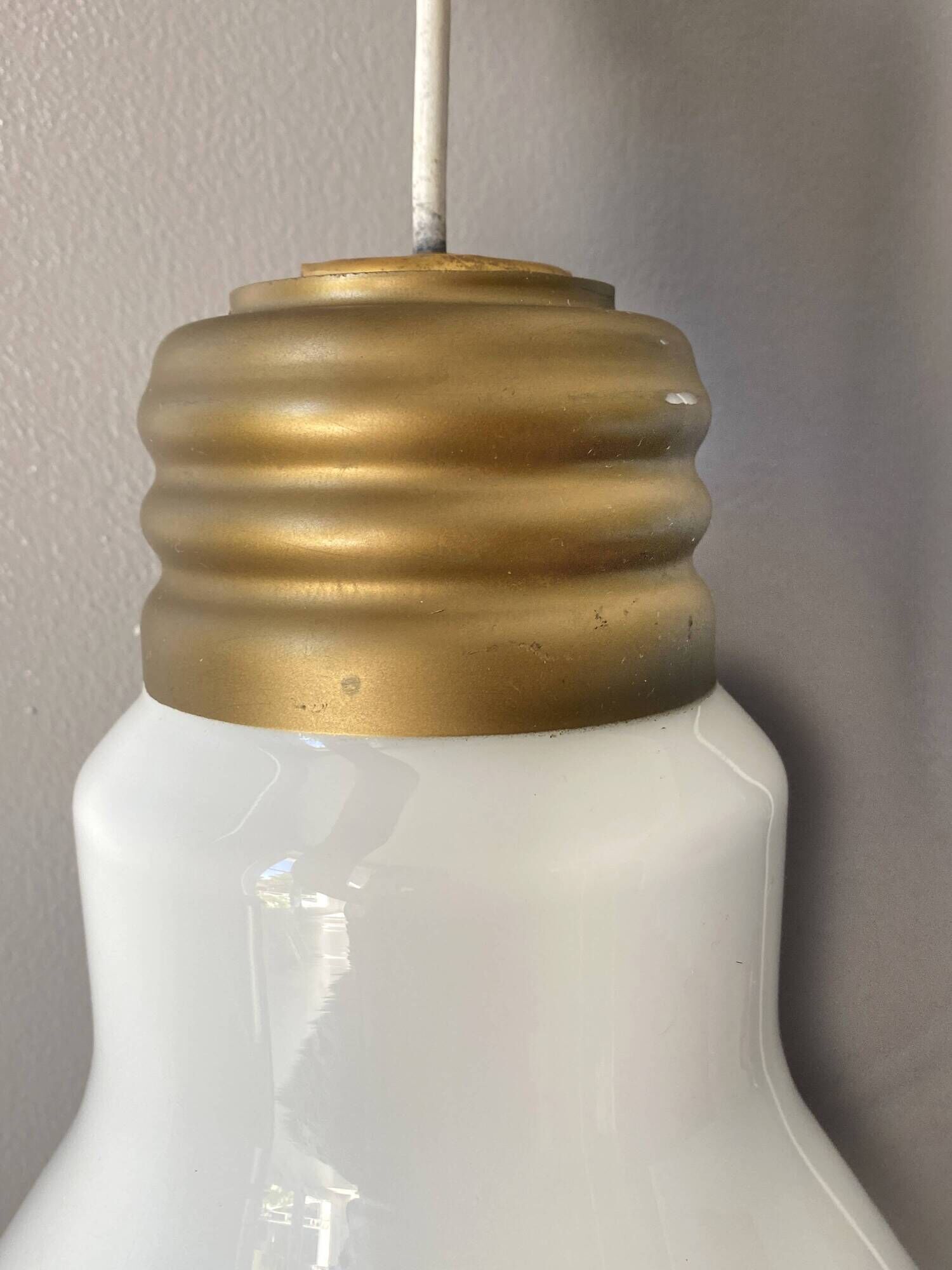 Authentique Suspension forme ampoule géante en opaline des années 80