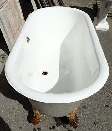 Cast iron bathtub, two rounded ends, 1900