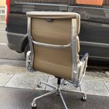 Armchair Charles and Ray Eames ea 219 edition Vitra taupe leather