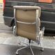 Fauteuil Charles et Ray Eames ea 219 édition Vitra cuir taupe