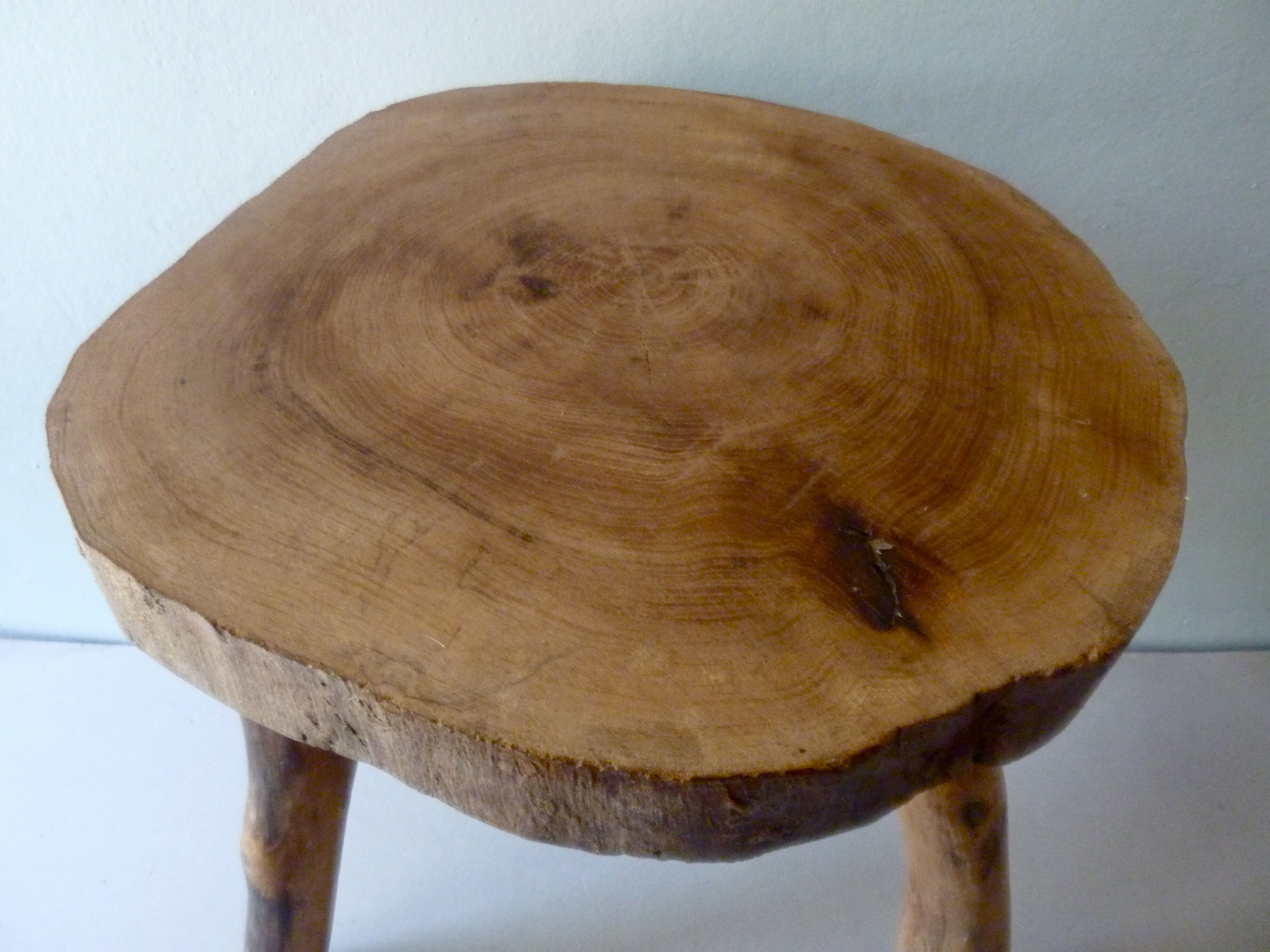 Tabouret de vacher tripode en bois massif