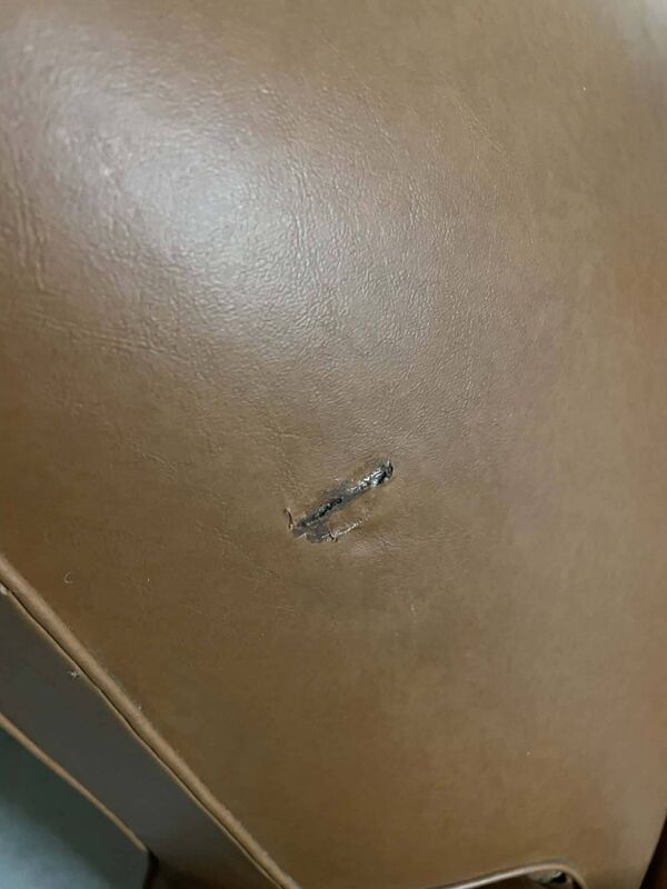 Paire de fauteuils vintage style club en simili cuir camel