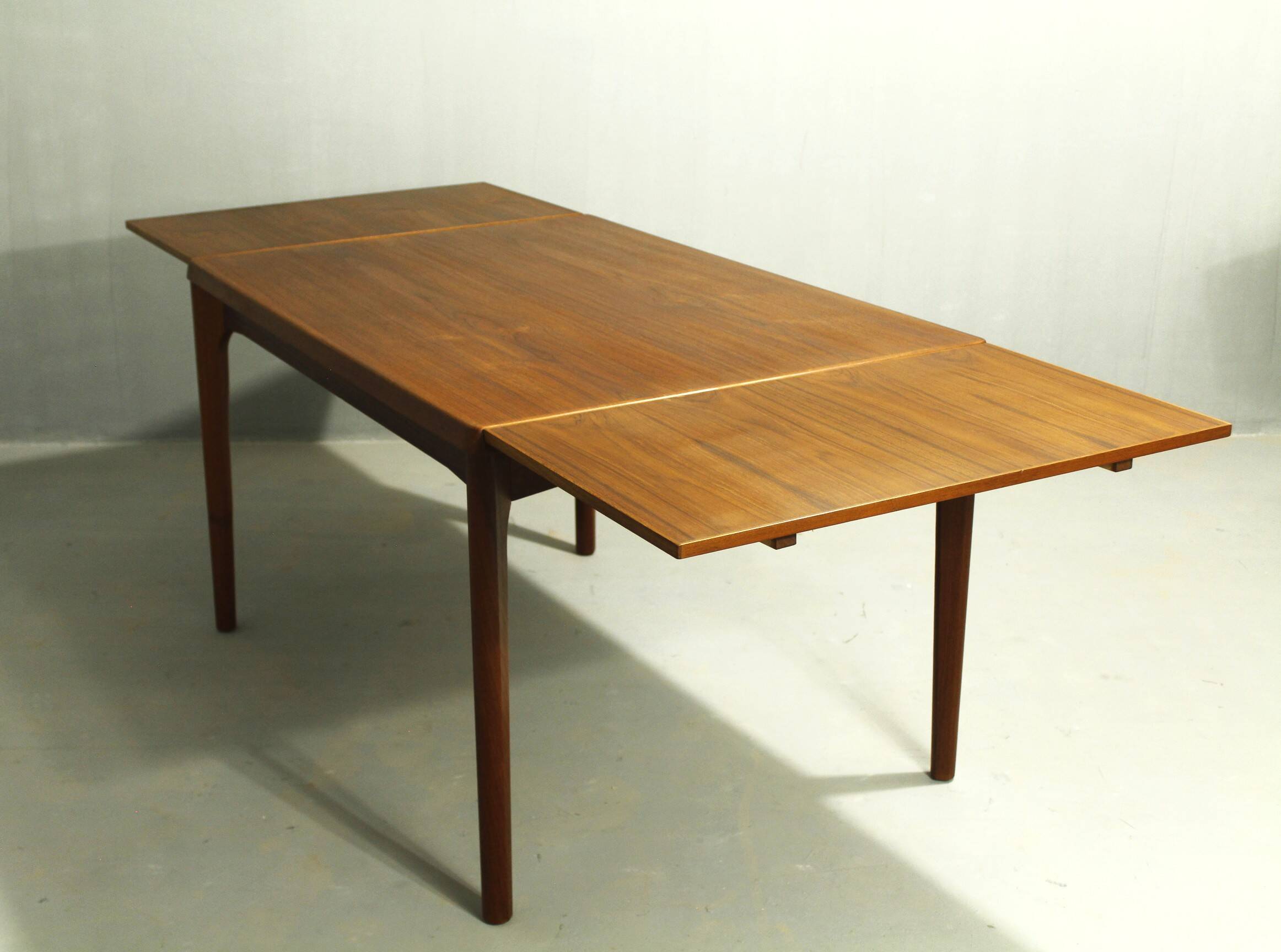 Table à manger en teck par Henning Kjaernulf, Danemark, années 1960.