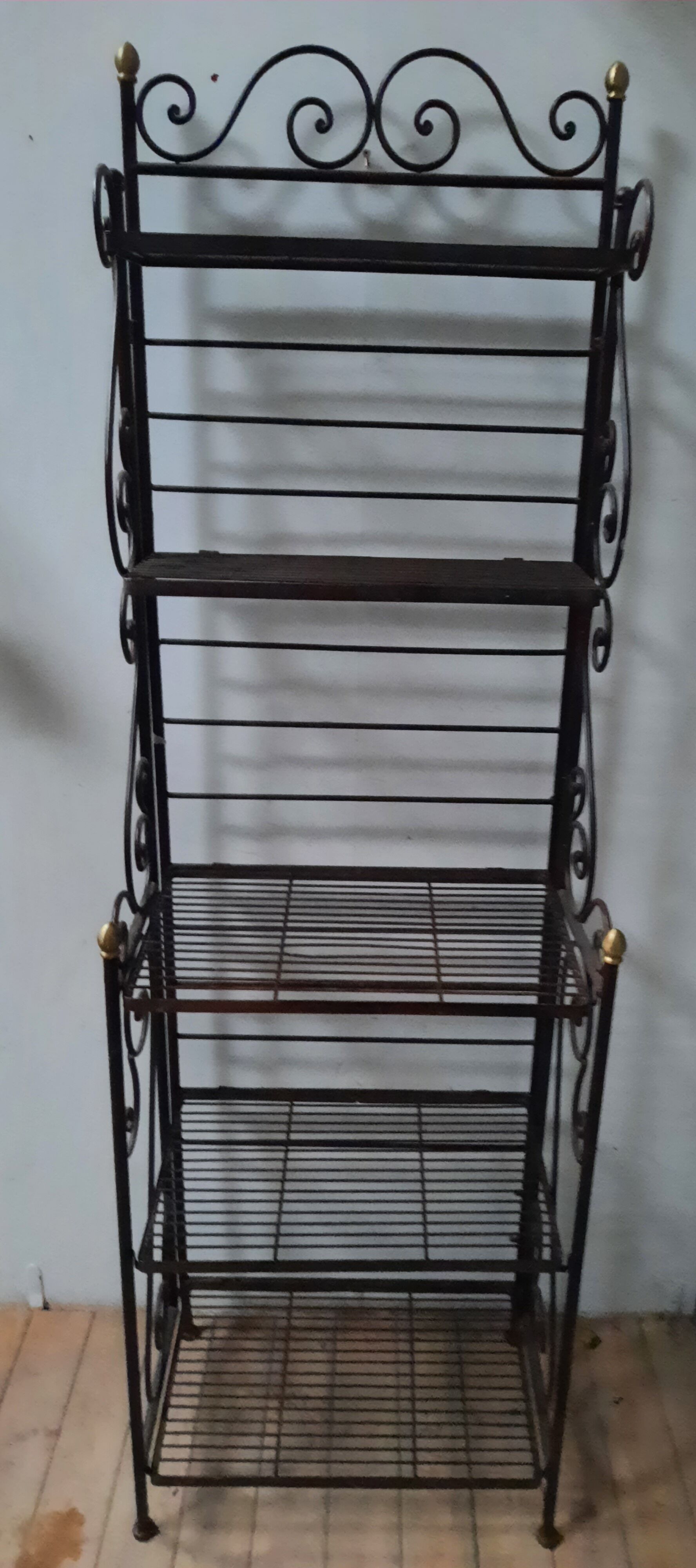 Metal floor baker style