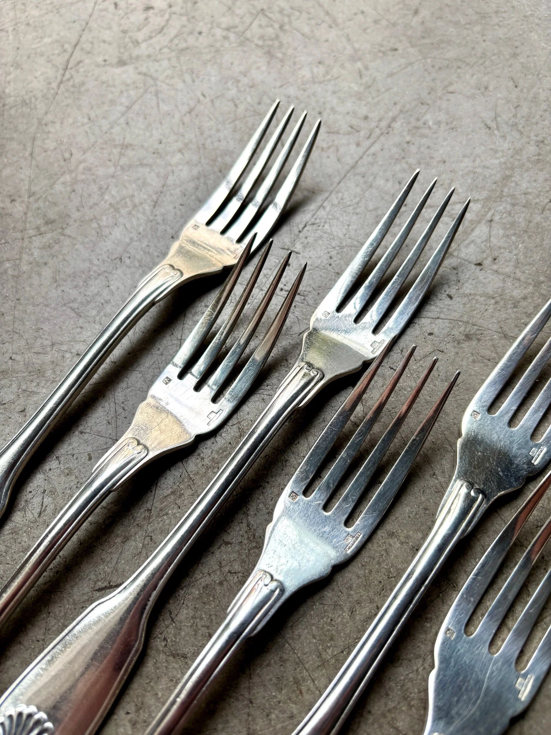 6 Christofle fish forks in silver-plated metal, shell design.