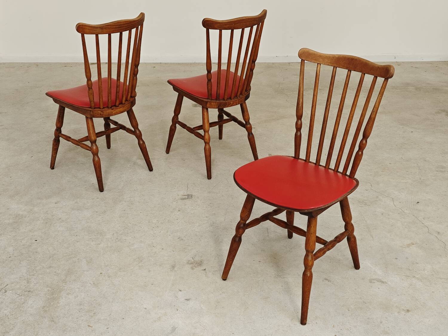 Lot de 3 chaises bois et skaï rougeTacoma par Baumann 1960
