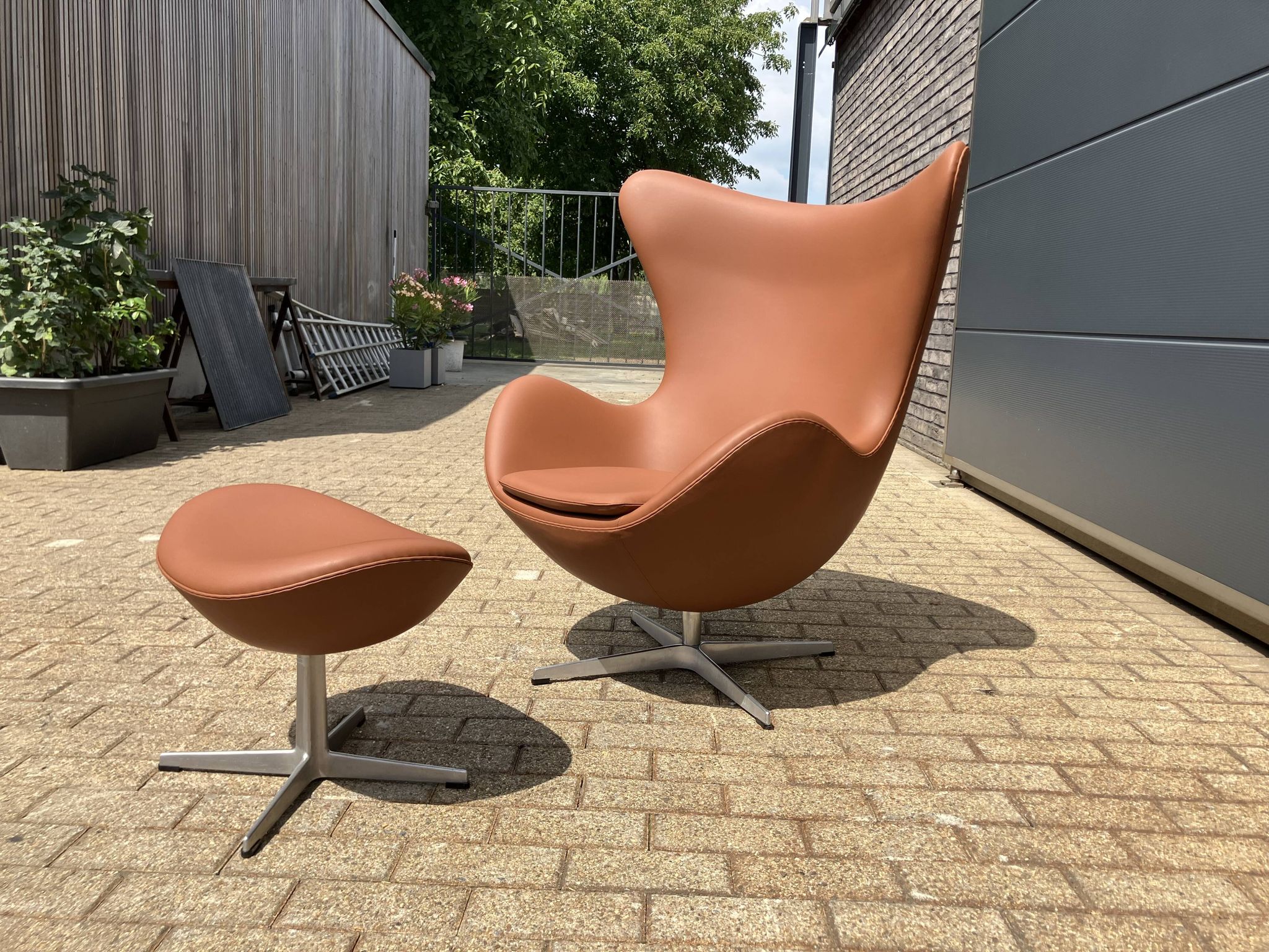 2x Fritz Hansen Egg Chair +1x Ottoman in Cognac leather NIEUW!!