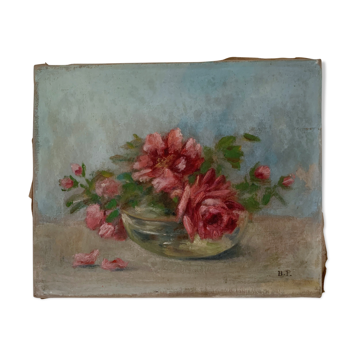Small bouquet of roses in her cup