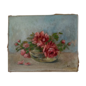 Small bouquet of roses in her cup