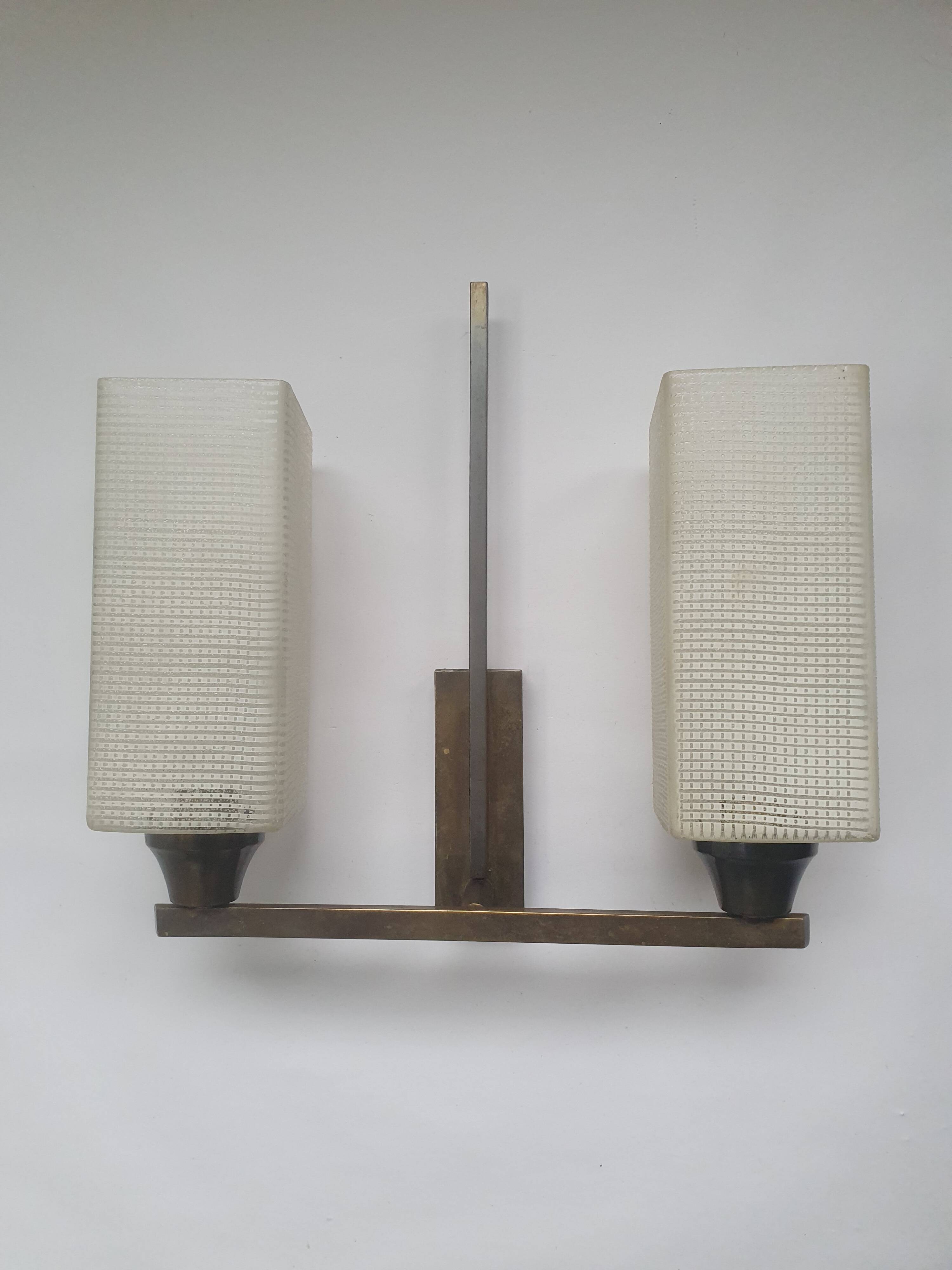 Two-light Art Deco wall light in brass with square glasses