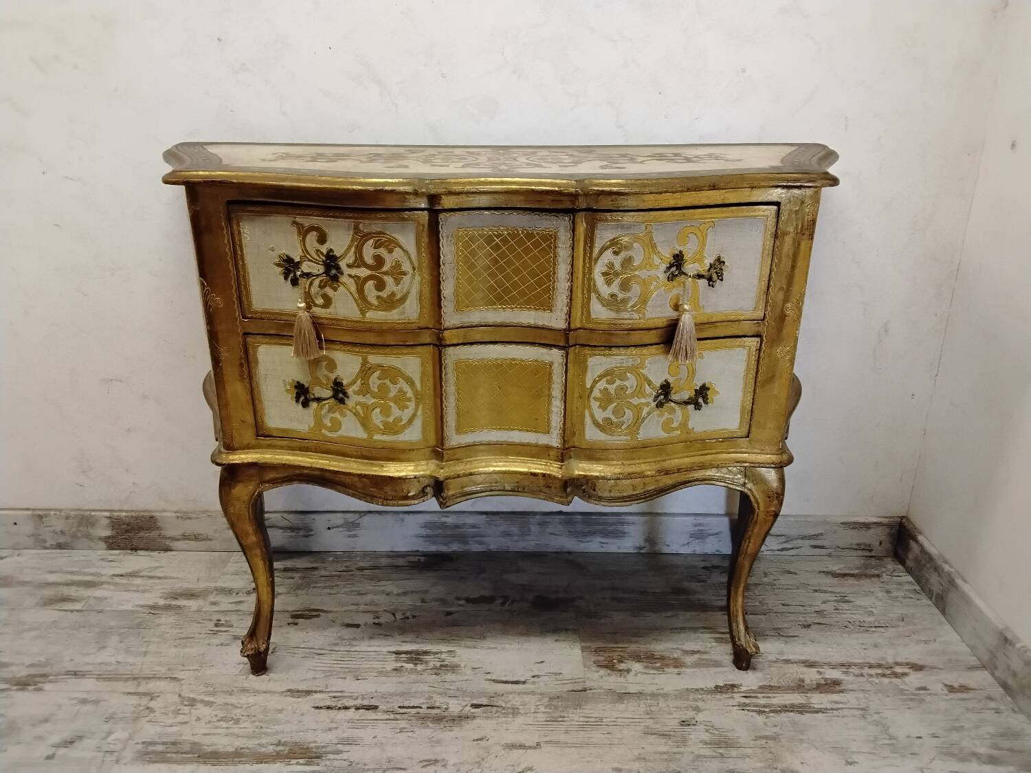 Commode style florentin