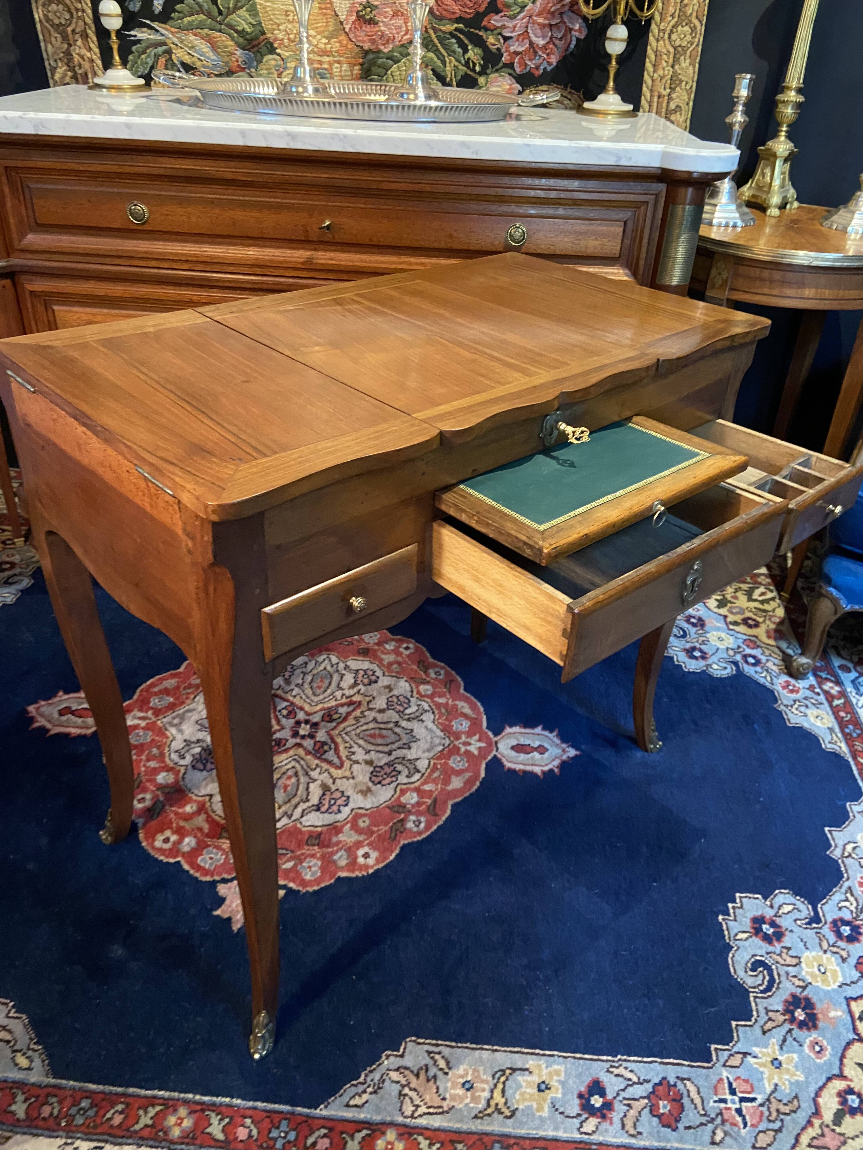 Louis XV walnut hairdresser from the 18th century marked N. Armant.