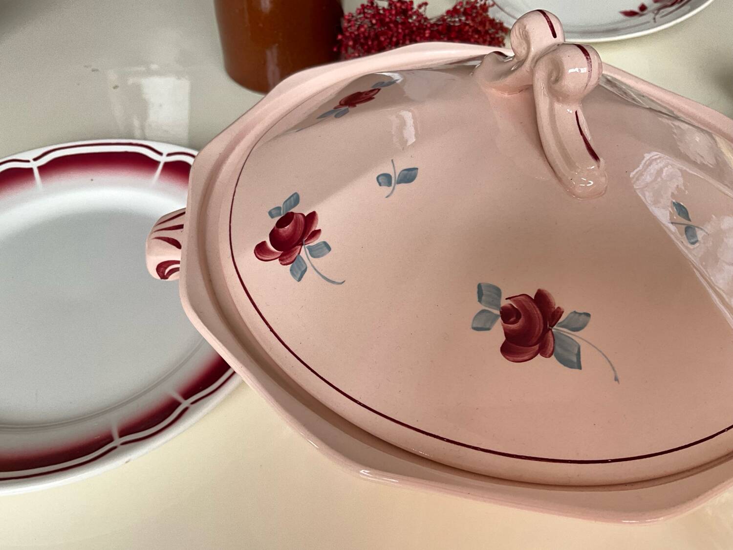 Saint Amand soup tureen, Pompadour model