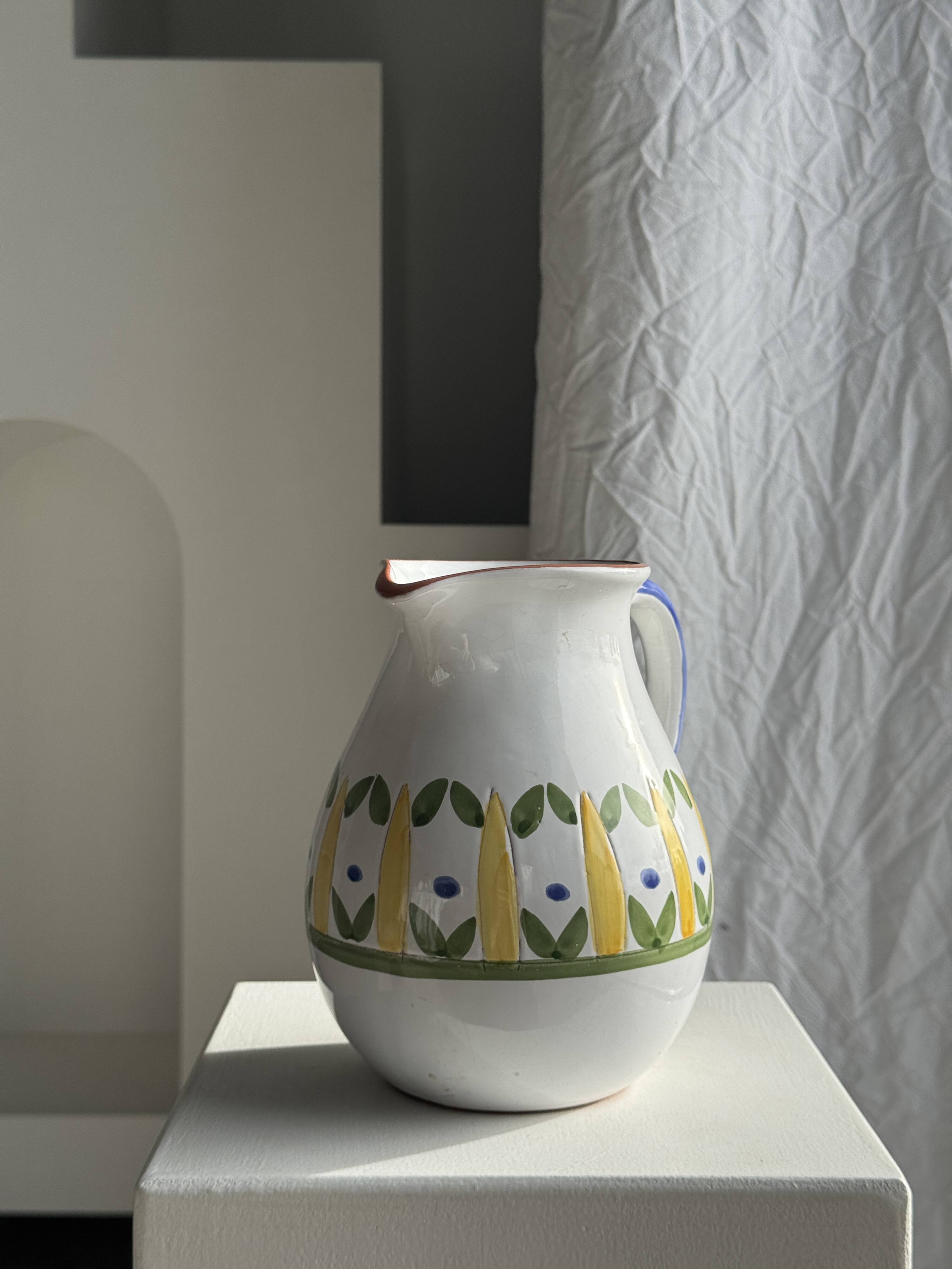 Grande carafe blanche en terre cuite à motif de frise stylisée verte jaune