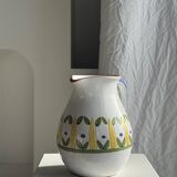 Grande carafe blanche en terre cuite à motif de frise stylisée verte jaune