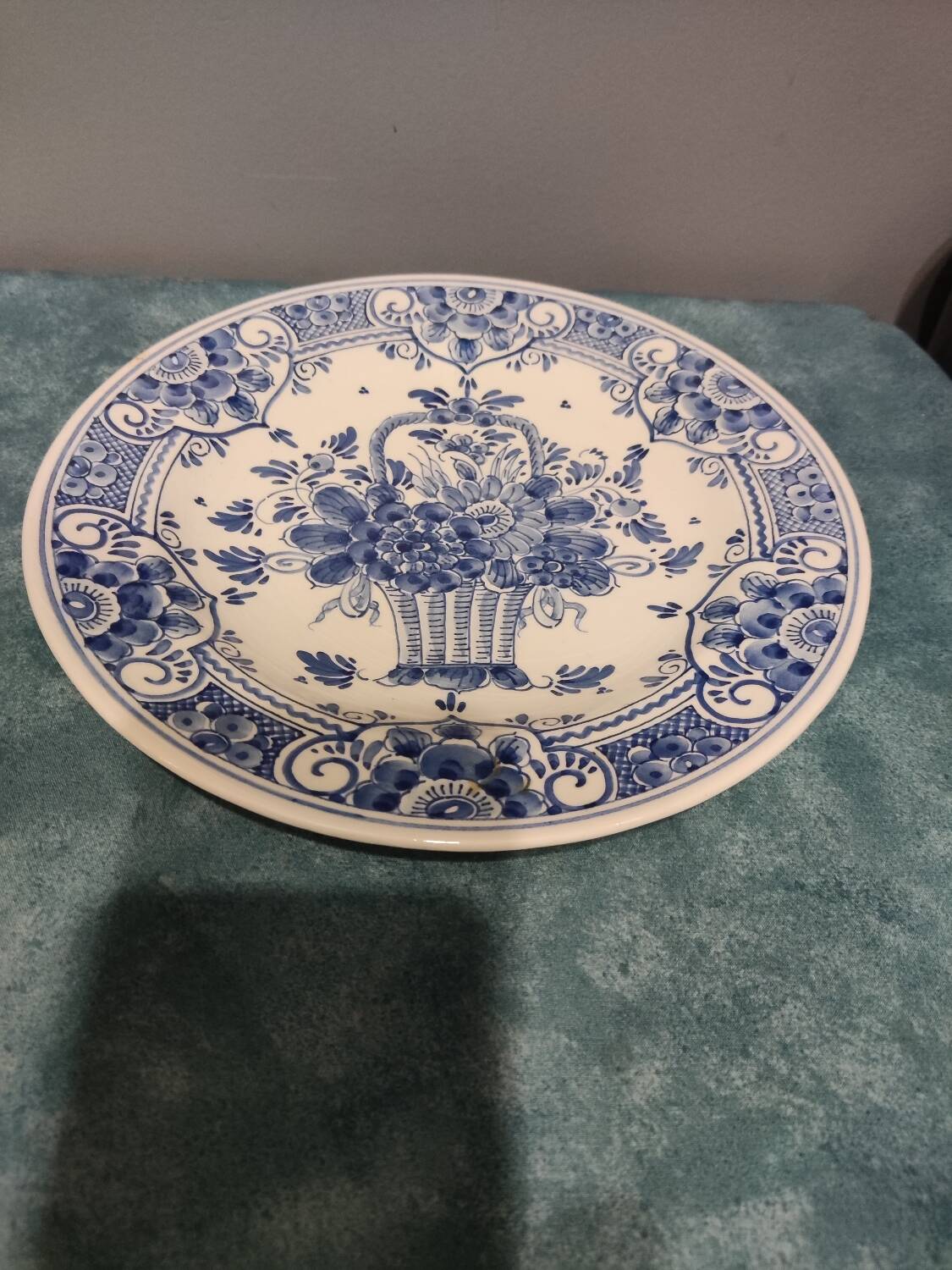 Delft plate with flower decoration