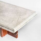 Table basse ou table d'appoint vintage. Marbre. France, années 60.