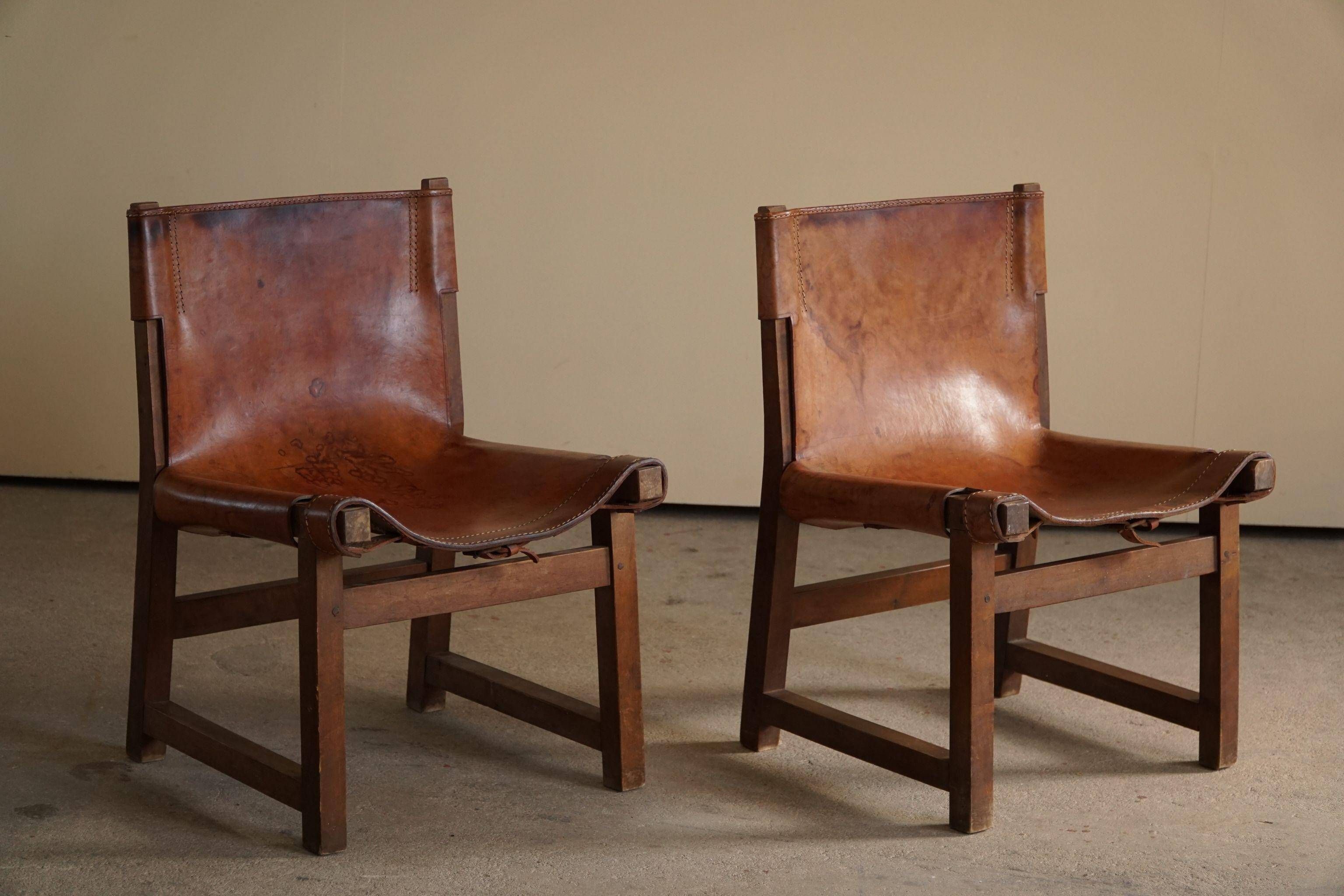 Paco Muñoz, Pair of lounge hunting armchairs, model "Riaza", leather and walnut, 1960