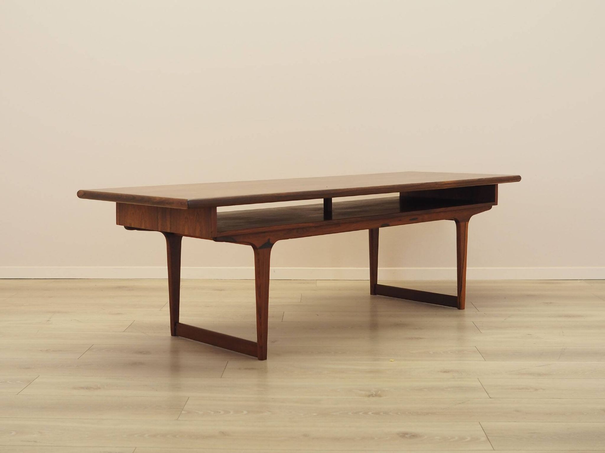 Table basse en palissandre danois avec étagère, années 1960