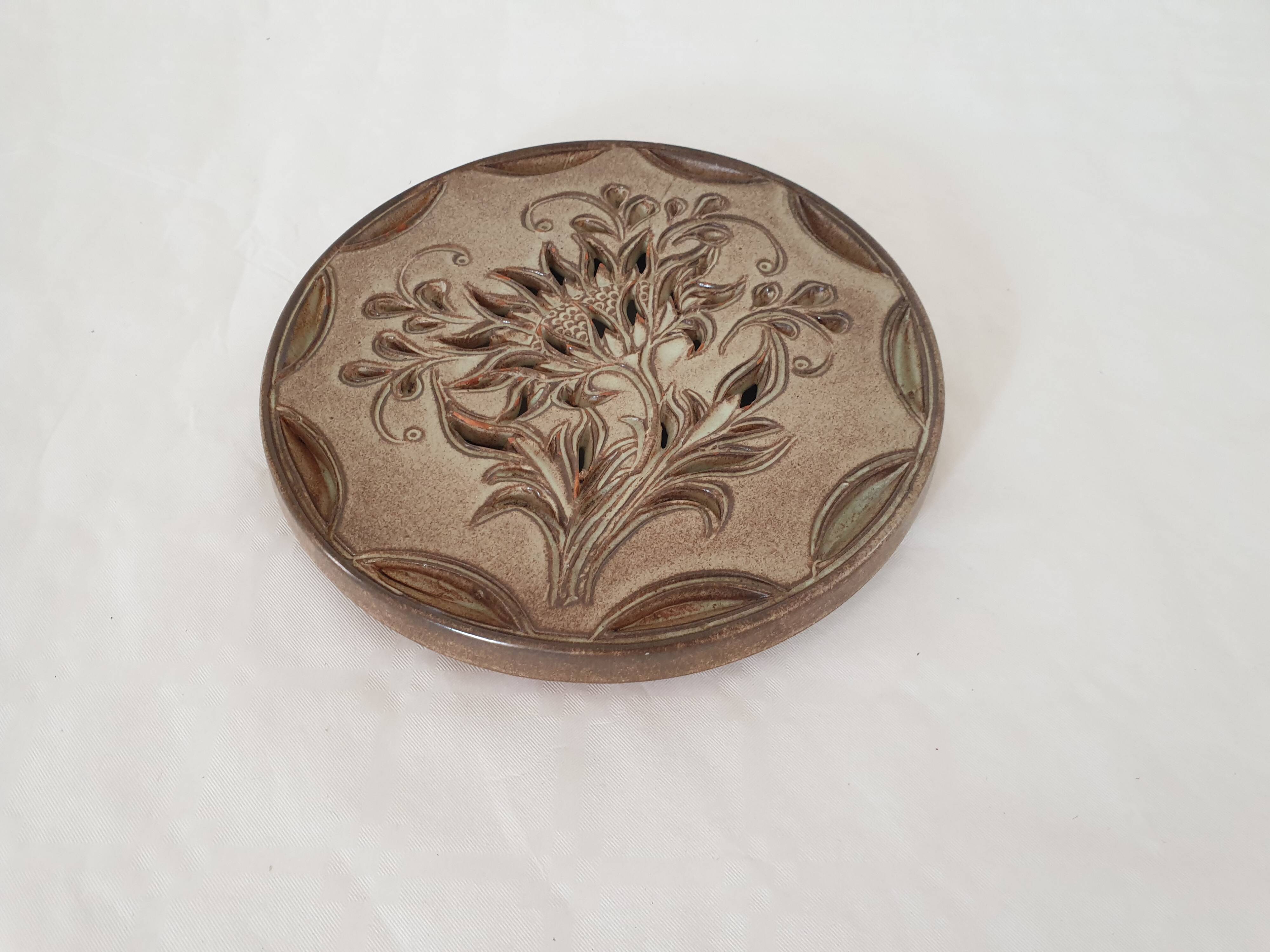 Ceramic trivet with floral motif by Fonck et Matéo (Vallauris)