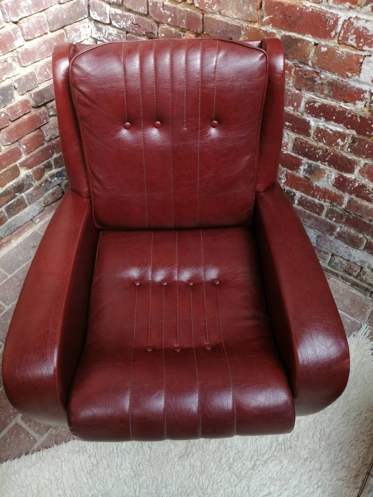 Couple de fauteuil en simili cuir rouge bordeaux, annees 70
