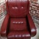 Couple de fauteuil en simili cuir rouge bordeaux, annees 70
