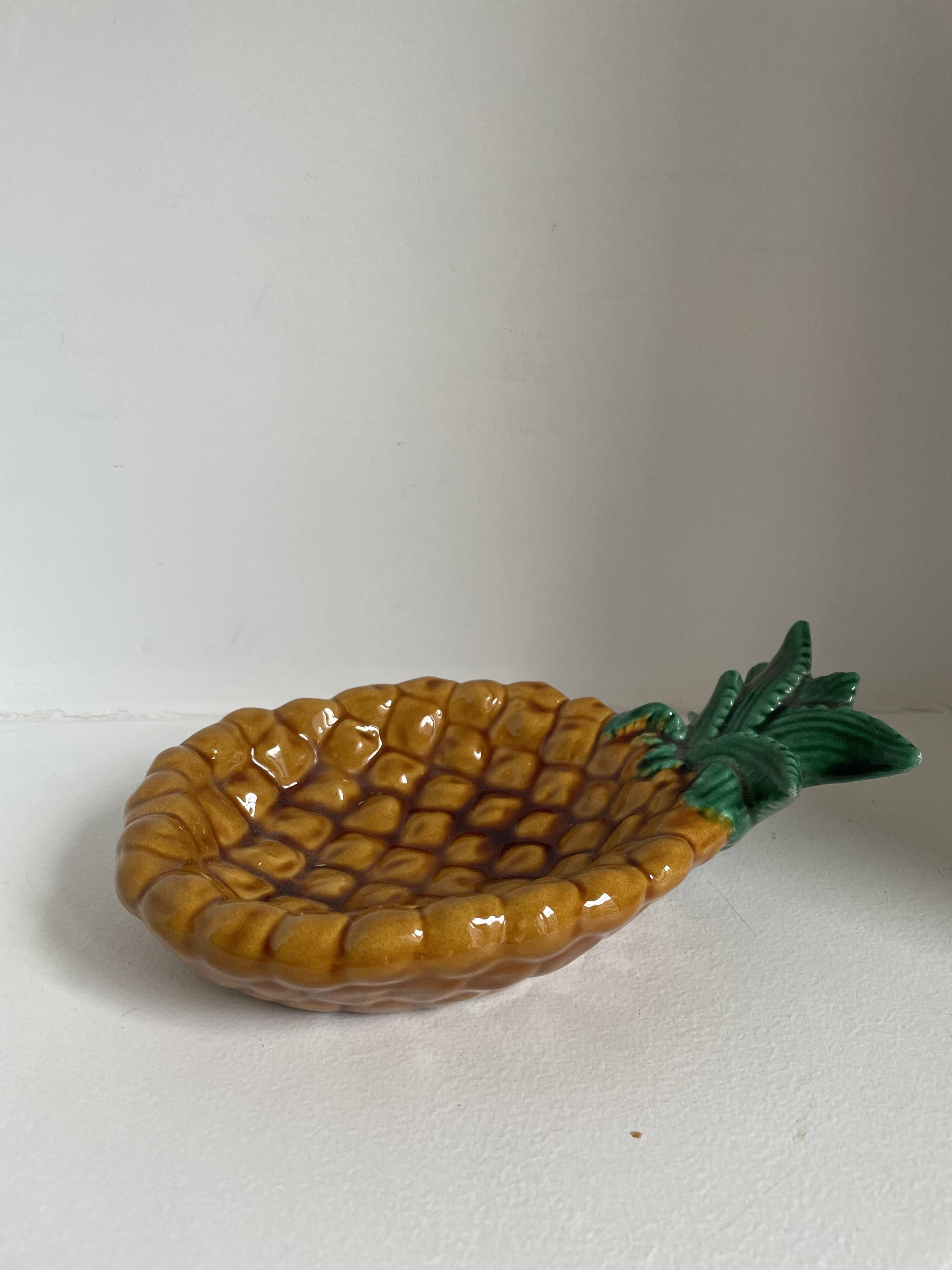 Set of 11 decorative items