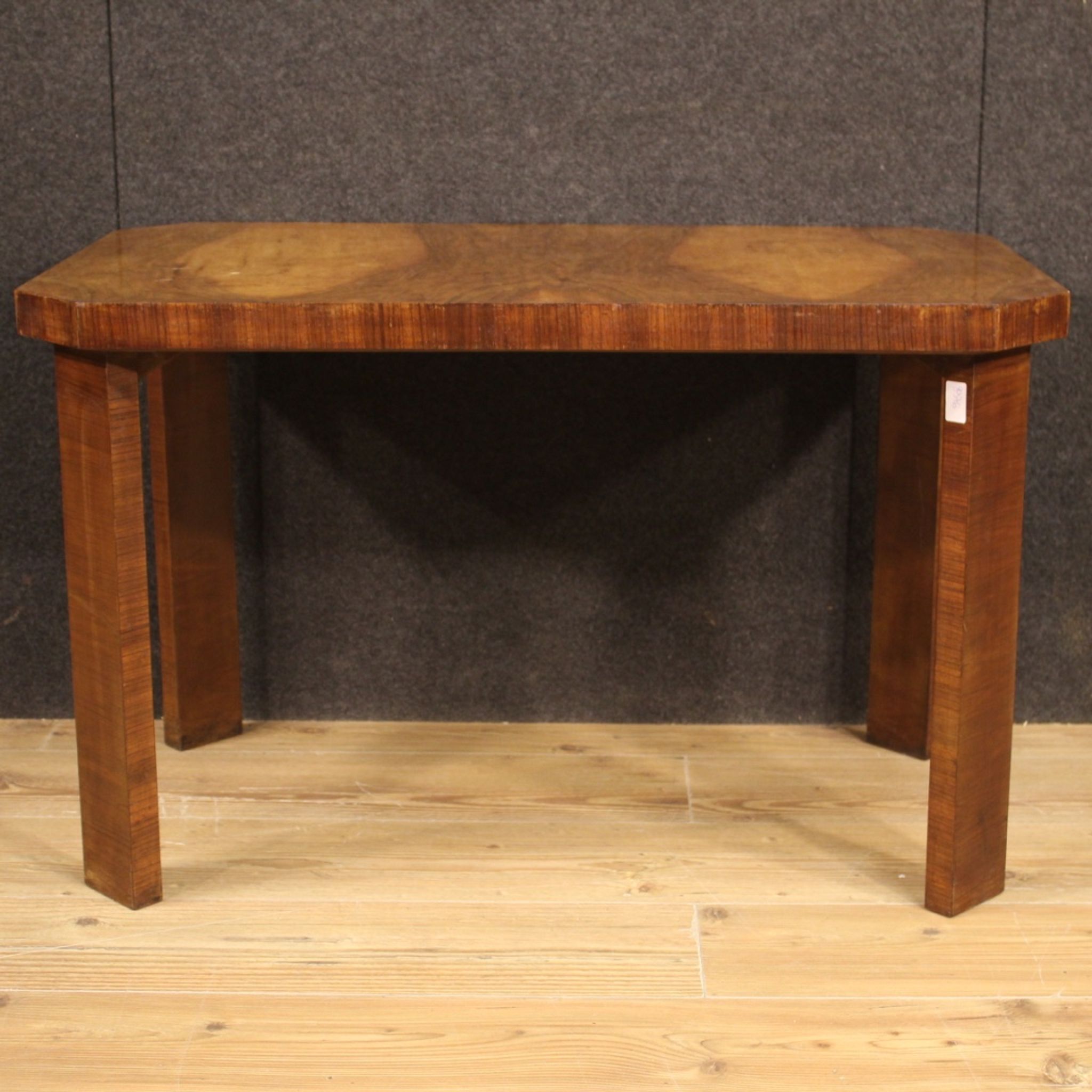 Table basse italienne en bois de noyer dans le style art déco