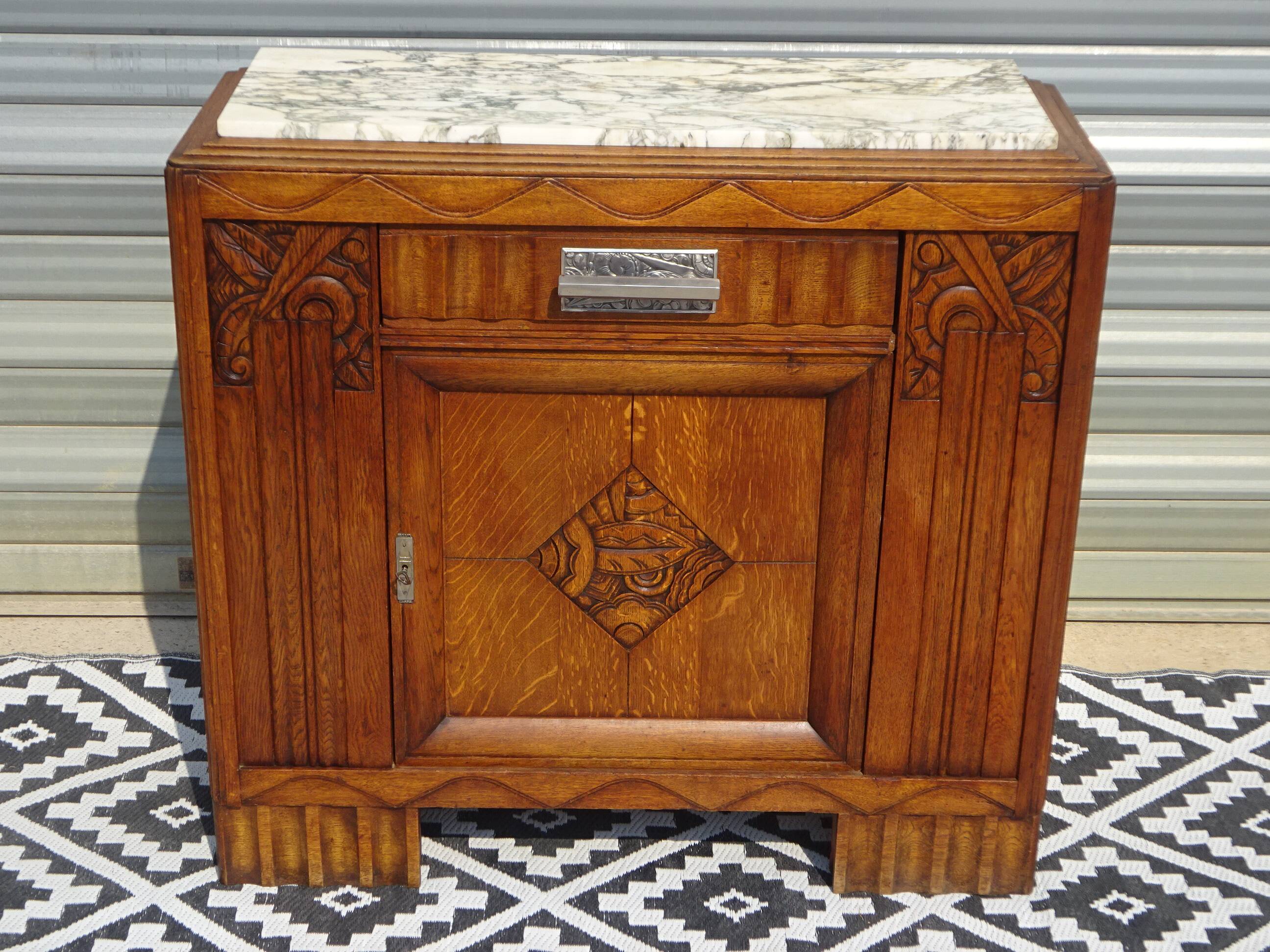 Ancien buffet en chêne et marbre, époque et style Art Déco