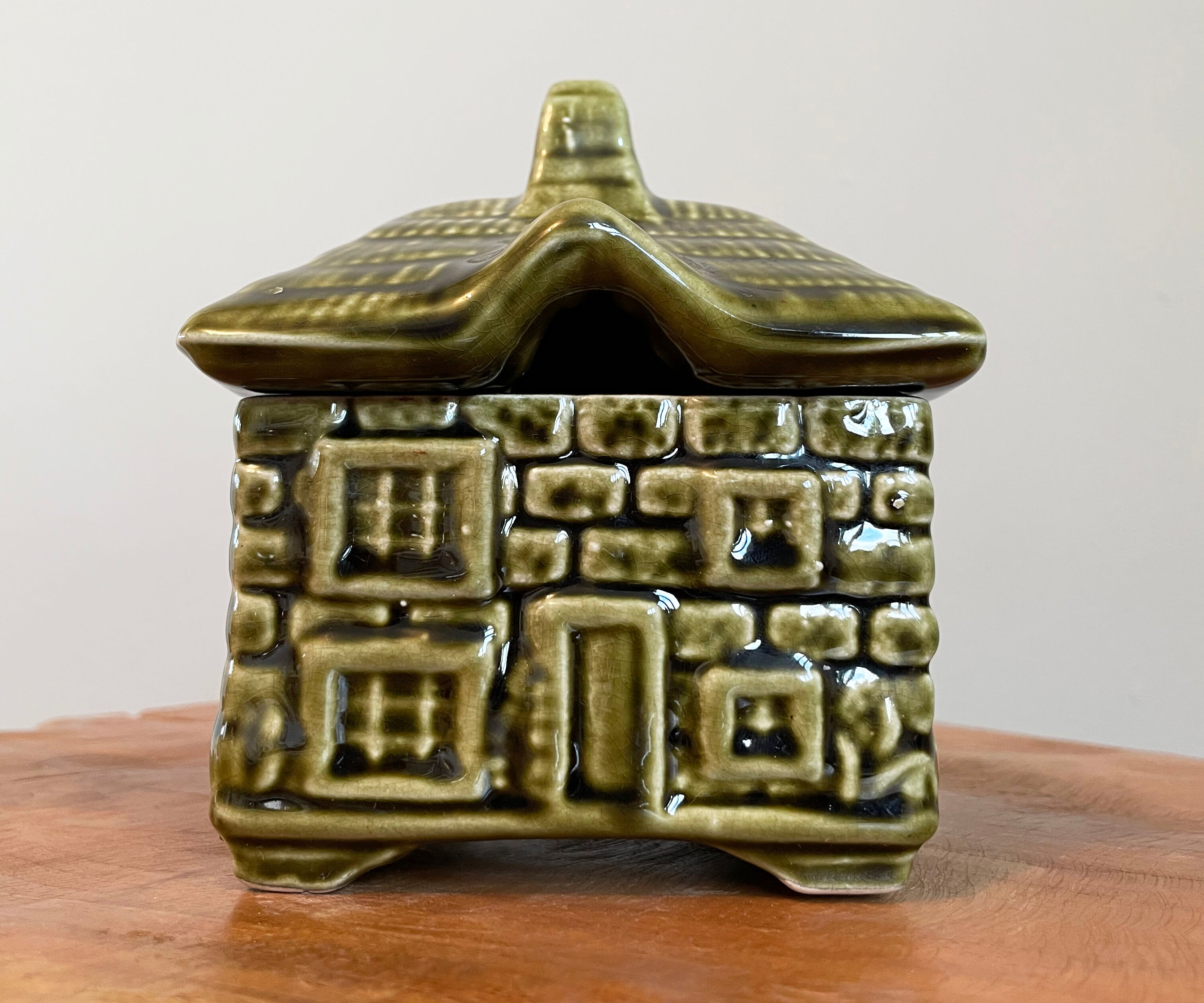 Pot Devonway en forme de maison de cottage pot de miel / sucre Majolica, vaisselle britannique fabriquée en Angleterre