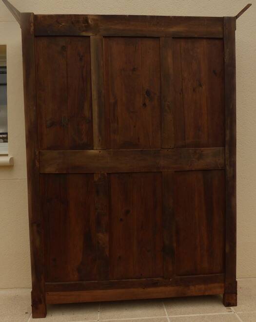 Chic old bookcase pegged in walnut with two glass doors and 5 shelves – Very good condition