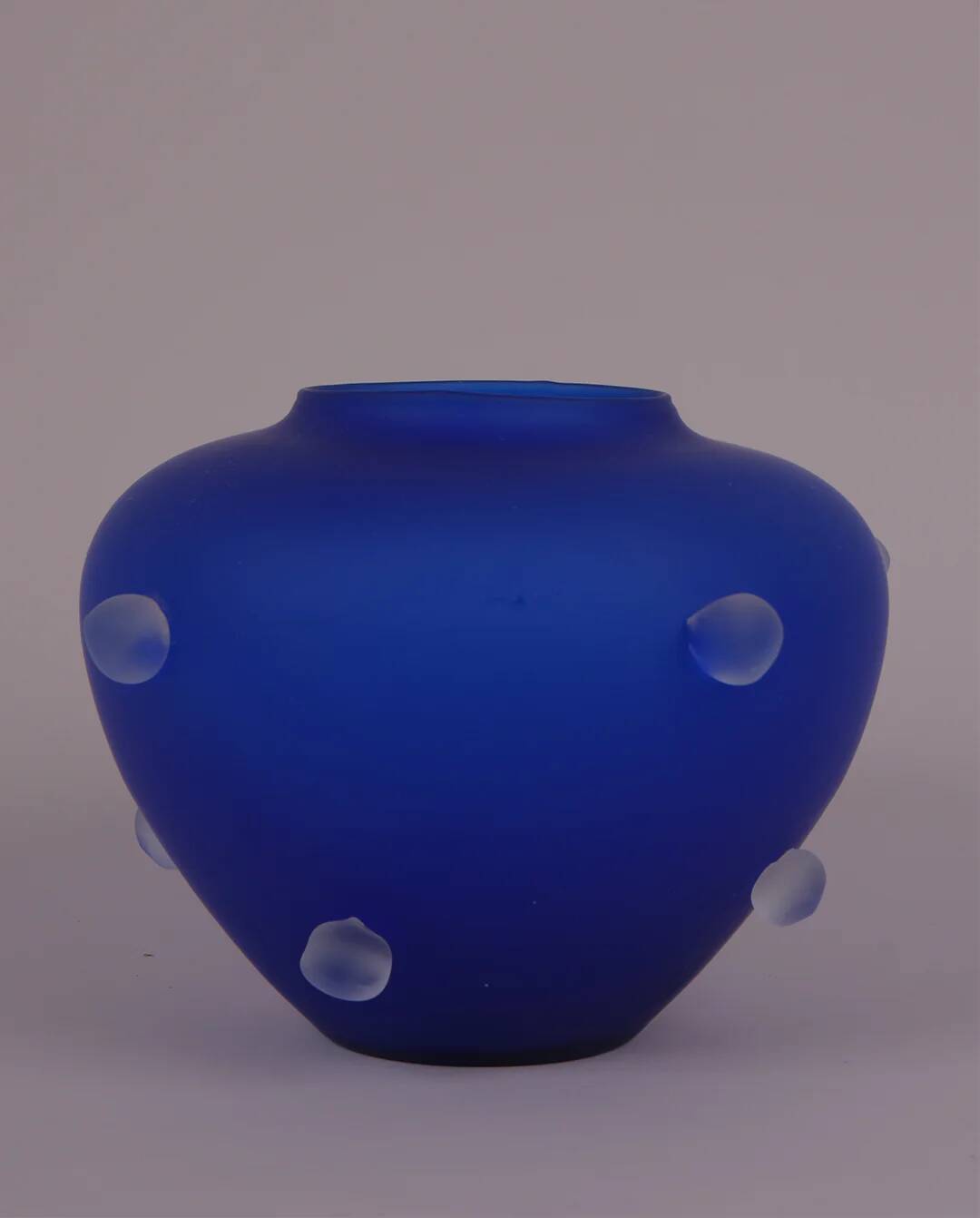 Vase en verre dépoli