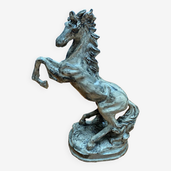 Sculpture de cheval cabré