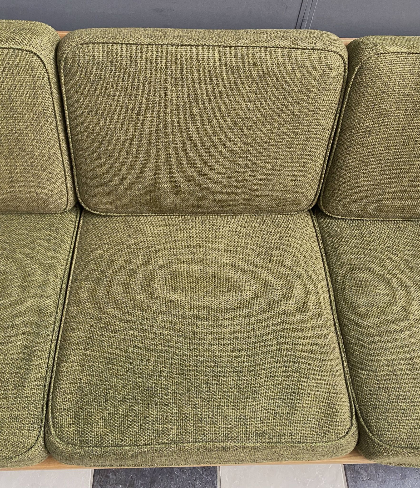 canapé 3 places en tissu vert et bois années 1960