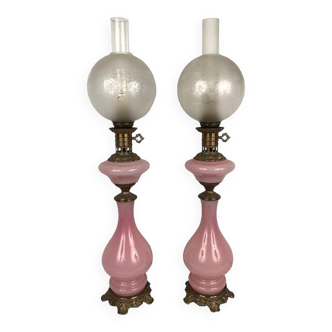 Paire de grandes lampes à pétrole en opaline rose montées à l’électricité