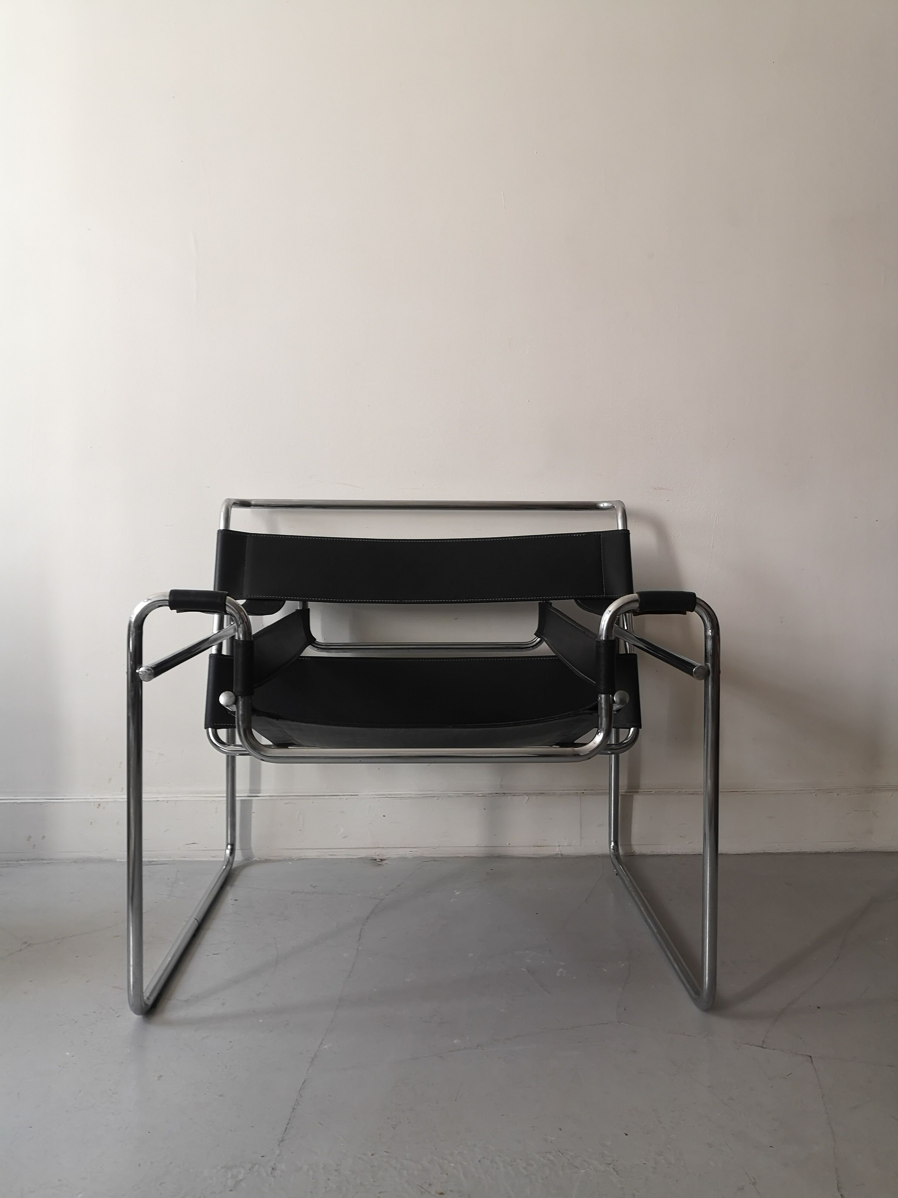 Chaise Wassily Modern Style Cuir Noir Et Chrome, Un Bout D'histoire Du Bauhaus