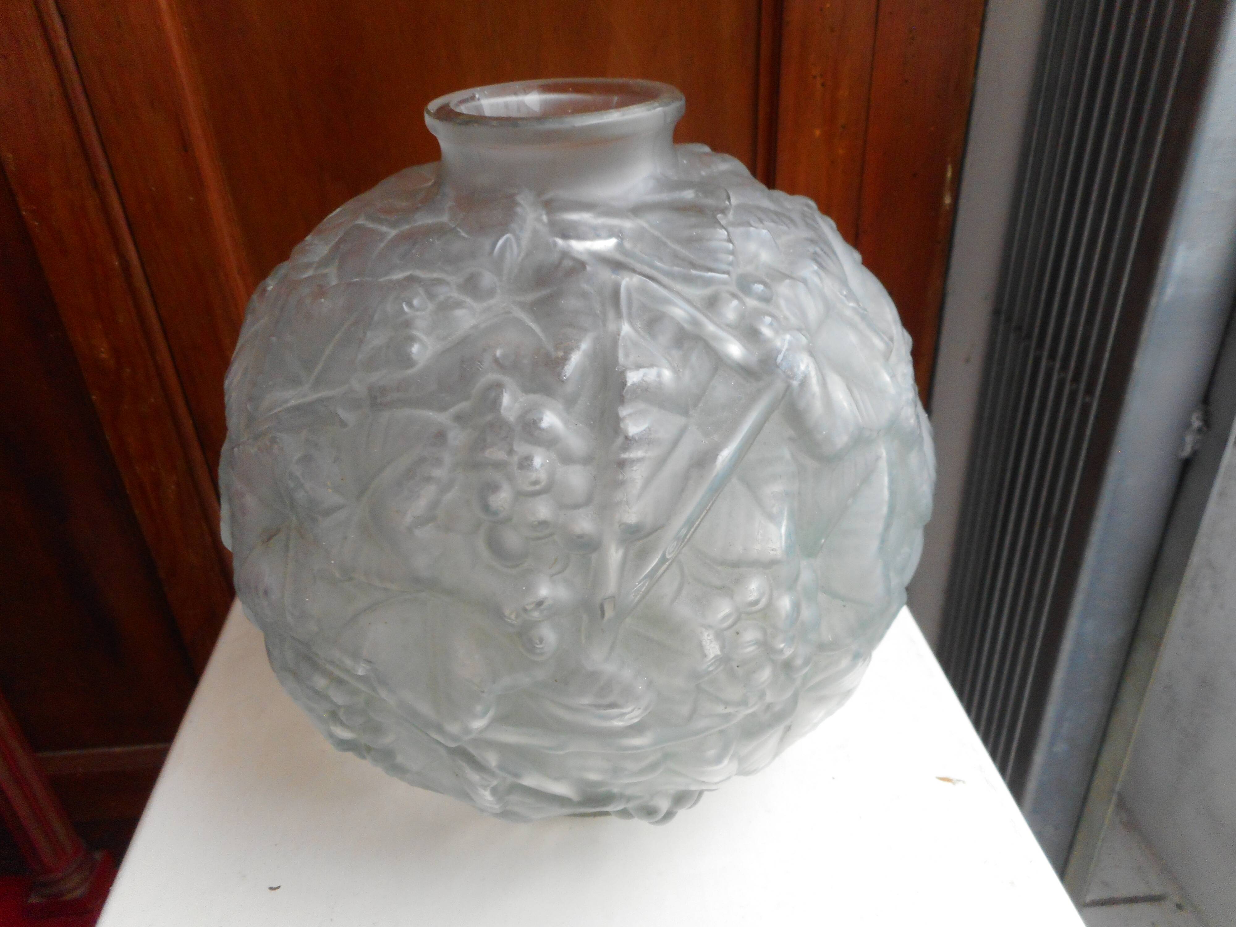 Vase boule en verre moulé art déco