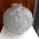 Vase boule en verre moulé art déco
