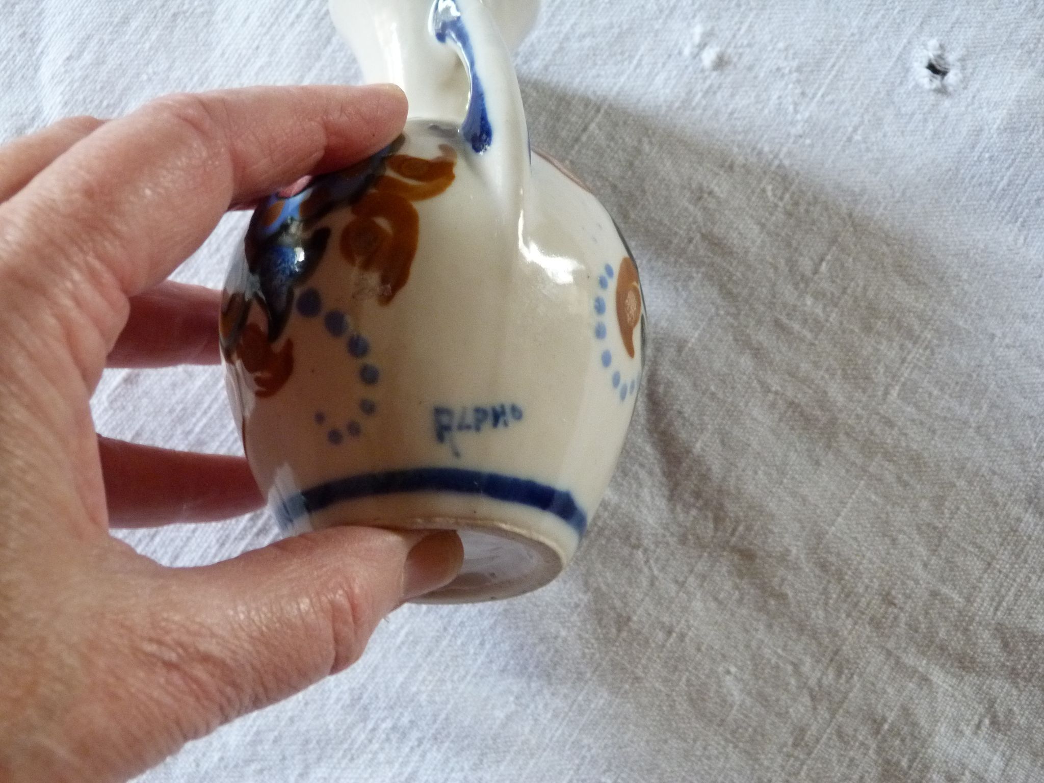 Vase double anses à motifs fleurs signé Alphonse Mouton