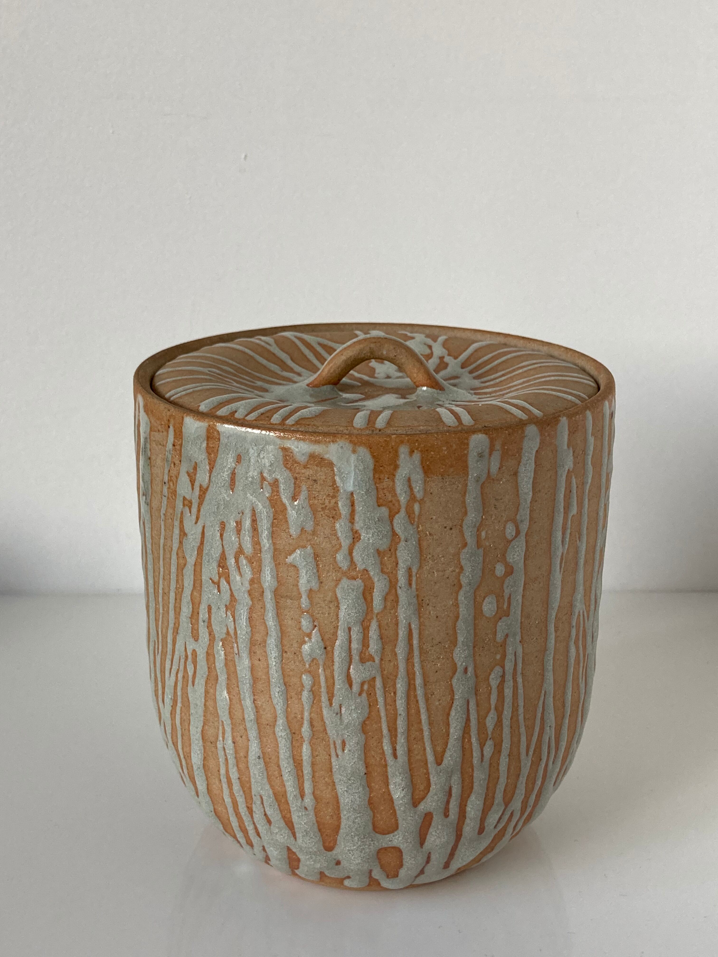 Large Japanese minguei covered pot in stoneware decorated with fine coulure, enamelled interior