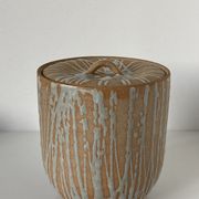 Pot couvert japonais minguei en grès à décor de fines coulure, l’intérieur émaillé
