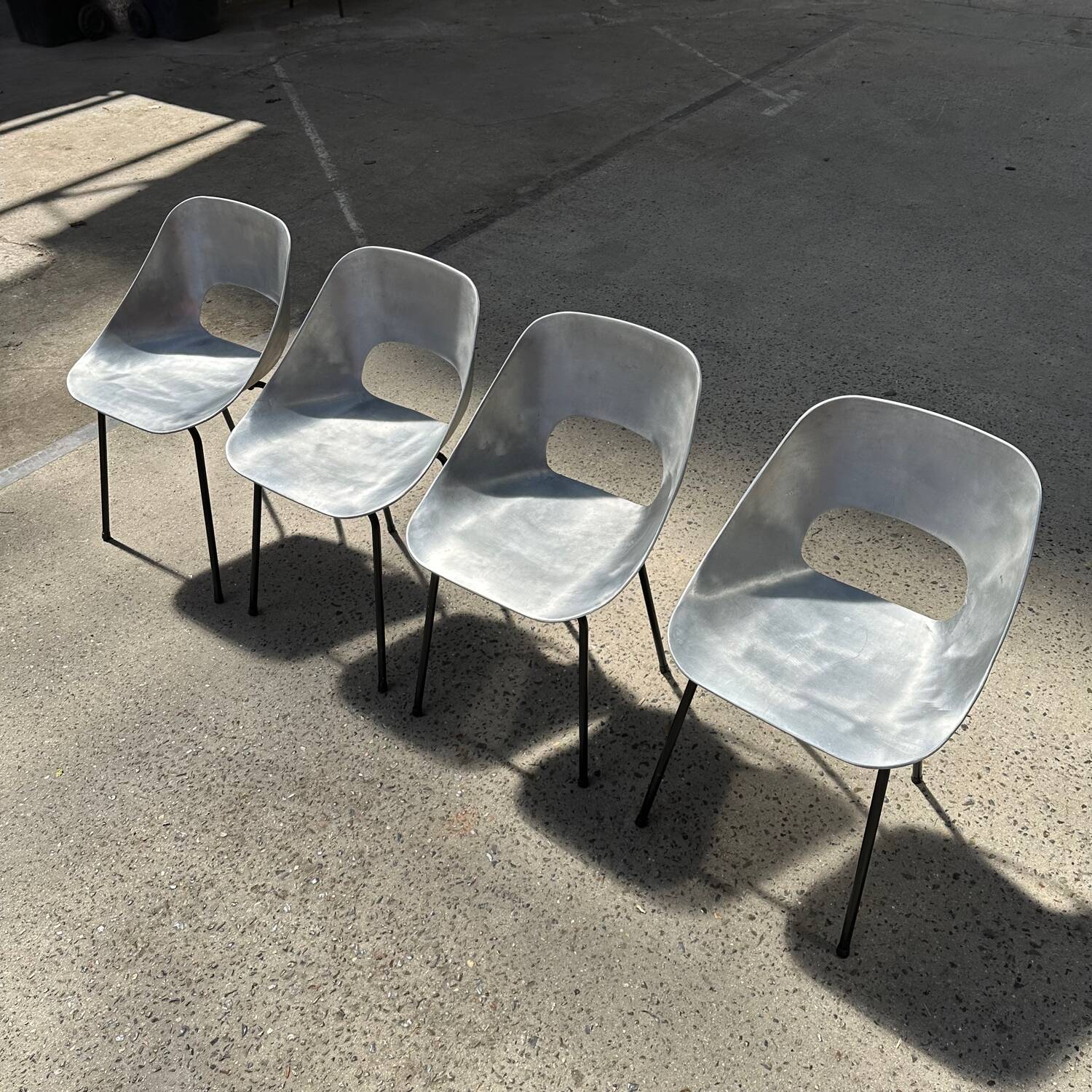 Suite de 4 chaises Tulipe par Pierre Guariche