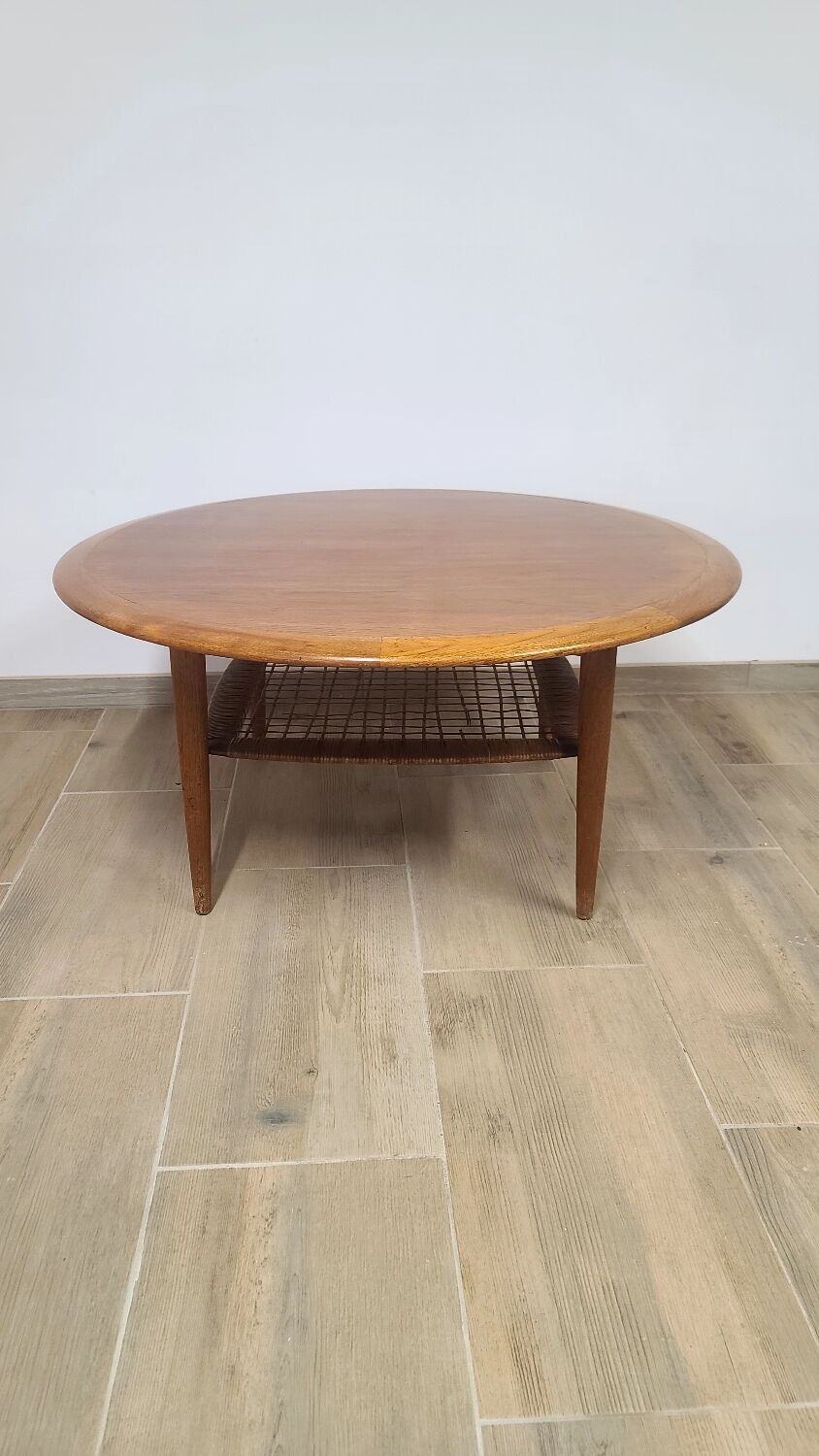 Round vintage coffee table in teak and rattan