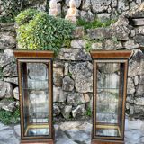 Pair of display cases in magnifying glass and black & gold lacquer, 20th century period