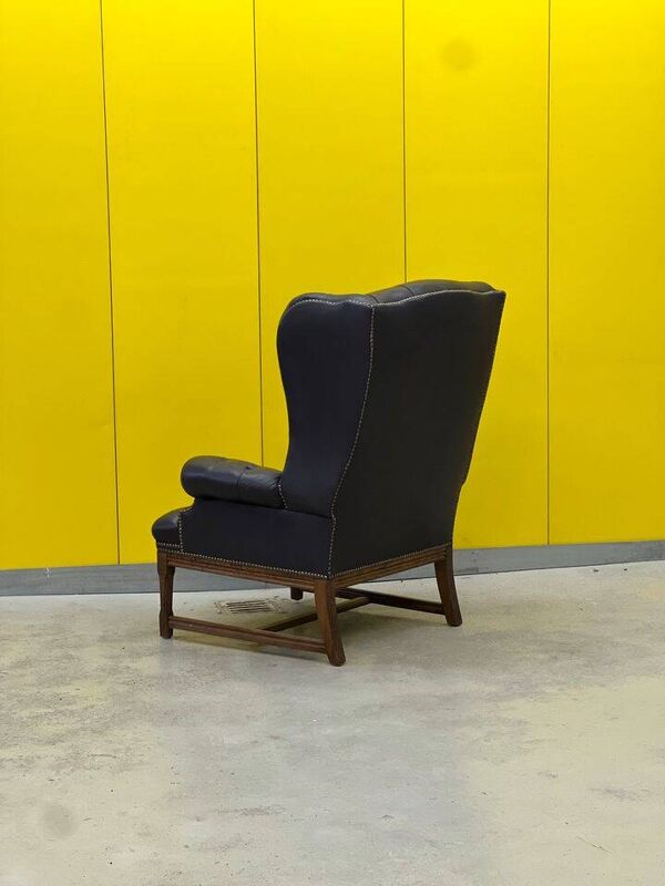 Chaise à dossier à oreilles de style Chesterfield en cuir capitonné vintage (le prix est pour une chaise)