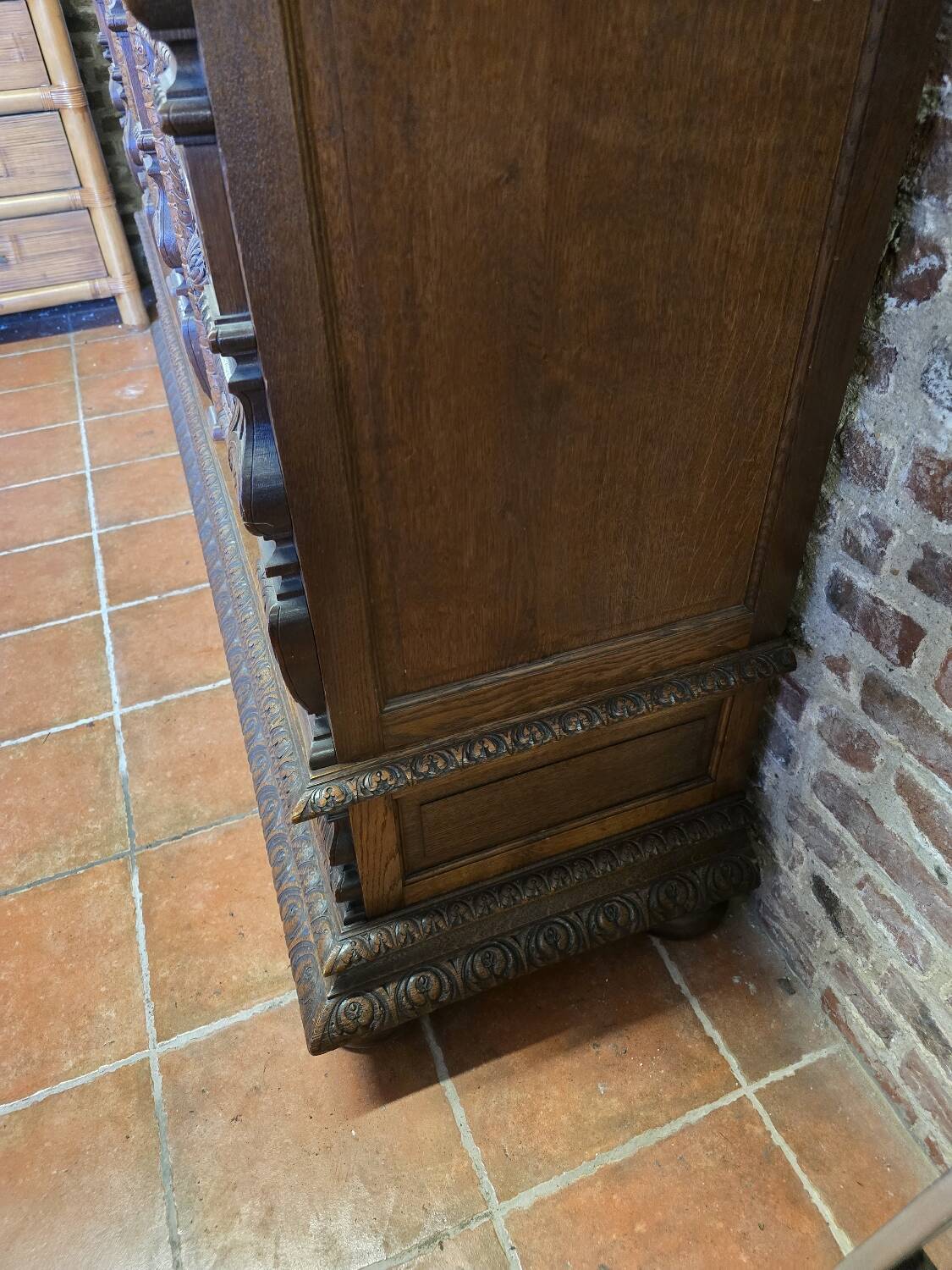Flemish 3-door oak wardrobe